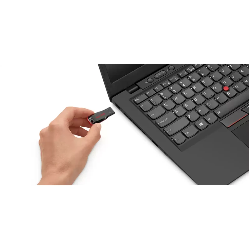 تصویر استفاده از فلش مموری سن‌دیسک مدل Cruzer Blade USB در کنار لپ‌تاپ