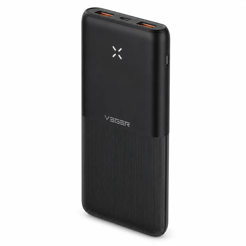 نمای زاویه‌دار پاوربانک VEGER مشکی با دو خروجی USB، یک درگاه USB-C و نشانگر LED شارژ، مناسب برای شارژ انواع گوشی و دستگاه‌های دیجیتال