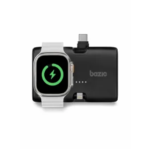 پاوربانک مگ‌سیف بازیک در حال شارژ بی‌سیم اپل واچ، مجهز به کانکتورهای USB-C و لایتنینگ، مناسب برای شارژ هم‌زمان آیفون و Apple Watch با طراحی جمع‌وجور