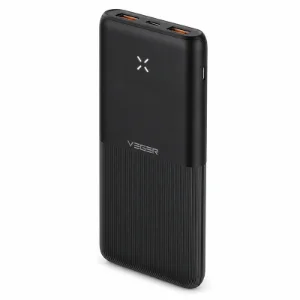 نمای زاویه‌دار پاوربانک VEGER مشکی با دو خروجی USB، یک درگاه USB-C و نشانگر LED شارژ، مناسب برای شارژ انواع گوشی و دستگاه‌های دیجیتال