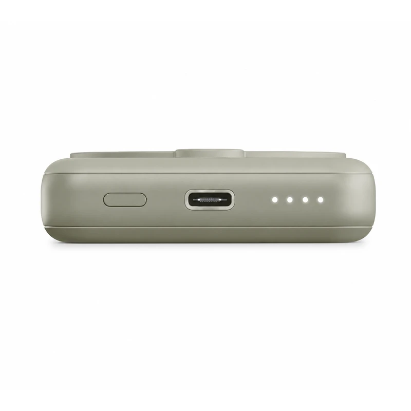 نمای نزدیک درگاه USB-C و نشانگر LED پاوربانک انرجیا MagPack Mini ظرفیت 10000 میلی‌آمپرساعت رنگ سبز با قابلیت شارژ مغناطیسی MagSafe