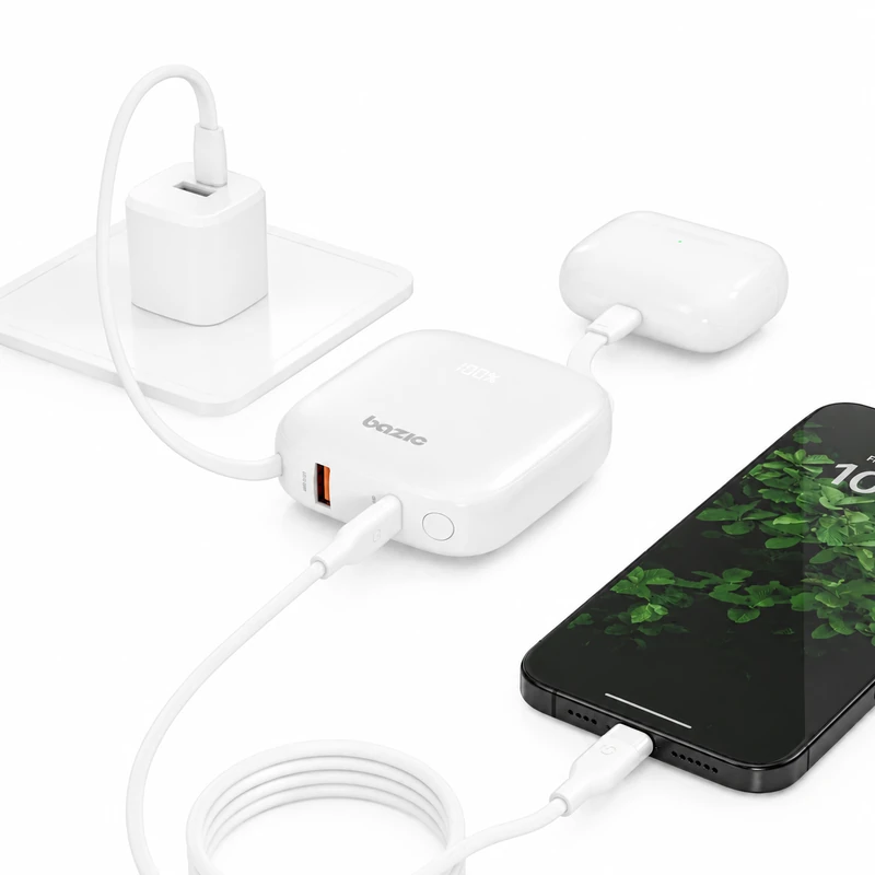 پاوربانک Bazic Fusion 10000mAh سفید در حال شارژ هم‌زمان گوشی هوشمند و هدفون بی‌سیم با نمایشگر دیجیتال درصد شارژ و پشتیبانی از شارژ سریع