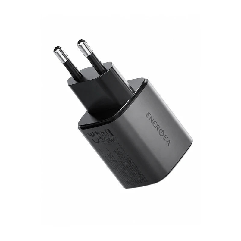نمای زاویه‌دار شارژر دیواری انرجیا مدل AmpCharge Mini مشکی با توان 45 وات، مجهز به درگاه USB-C Power Delivery و USB-A Quick Charge برای شارژ سریع گوشی، تبلت، لپ‌تاپ و سایر دستگاه‌های سازگار