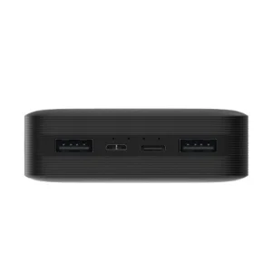 نمای نزدیک درگاه‌های پاوربانک ردمی 20000 میلی‌آمپرساعت 18 وات شامل دو خروجی USB-A، ورودی USB-C و Micro USB
