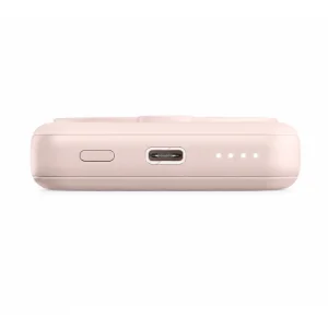 نمای نزدیک درگاه USB-C و نشانگر LED پاوربانک انرجیا MagPack Mini ظرفیت 10000 میلی‌آمپرساعت رنگ صورتی با قابلیت شارژ مغناطیسی MagSafe