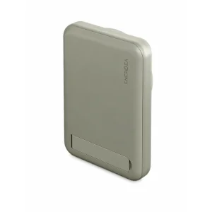 نمای پشت پاوربانک انرجیا MagPack Mini ظرفیت 10000 میلی‌آمپرساعت رنگ سبز با پایه نگهدارنده تاشو، قابلیت شارژ مغناطیسی MagSafe و طراحی باریک
