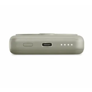 نمای نزدیک درگاه USB-C و نشانگر LED پاوربانک انرجیا MagPack Mini ظرفیت 10000 میلی‌آمپرساعت رنگ سبز با قابلیت شارژ مغناطیسی MagSafe