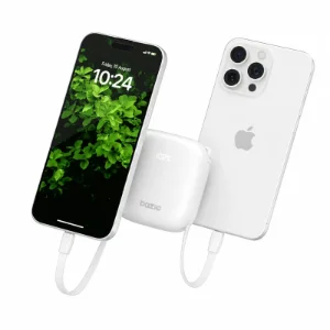 پاوربانک Bazic Fusion 10000mAh سفید در حال شارژ هم‌زمان دو دستگاه با نمایشگر دیجیتال درصد شارژ و طراحی جمع‌وجور مناسب استفاده روزمره