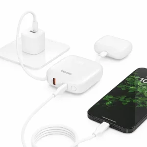 پاوربانک Bazic Fusion 10000mAh سفید در حال شارژ هم‌زمان گوشی هوشمند و هدفون بی‌سیم با نمایشگر دیجیتال درصد شارژ و پشتیبانی از شارژ سریع