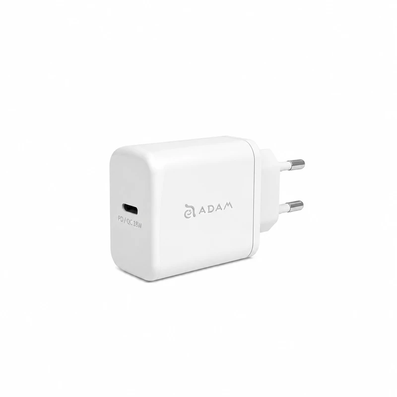 نمای زاویه‌دار شارژر دیواری ADAM Elements Omnia F1 سفید 20 وات با درگاه USB-C و پشتیبانی از فناوری Power Delivery (PD)، مناسب برای شارژ سریع گوشی موبایل، تبلت و سایر دستگاه‌های سازگار