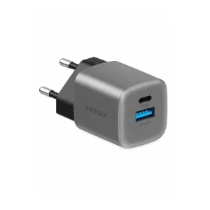 نمای زاویه‌دار شارژر دیواری ADAM Elements Omnia F1 سفید 20 وات با درگاه USB-C و پشتیبانی از فناوری Power Delivery (PD)، مناسب برای شارژ سریع گوشی موبایل، تبلت و سایر دستگاه‌های سازگار
