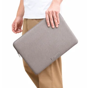 کیف لپ‌تاپ 13 اینچ یونیک مدل Cyprus Re رنگ Pewter Gray در دست کاربر