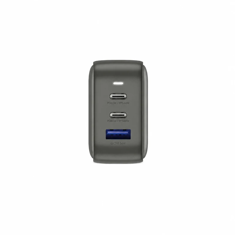 نمای روبه‌روی درگاه‌های شارژر دیواری Energea TravelWorld 66W گان‌متال با دو درگاه USB-C و یک درگاه USB-A، پشتیبانی از PD 66W، PPS و QC 3.0 برای شارژ سریع دستگاه‌های مختلف