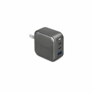 نمای زاویه‌دار شارژر دیواری Energea TravelWorld 66W گان‌متال با دو درگاه USB-C و یک درگاه USB-A، مناسب برای شارژ سریع انواع گوشی، تبلت و لپ‌تاپ