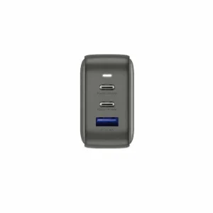 نمای روبه‌روی درگاه‌های شارژر دیواری Energea TravelWorld 66W گان‌متال با دو درگاه USB-C و یک درگاه USB-A، پشتیبانی از PD 66W، PPS و QC 3.0 برای شارژ سریع دستگاه‌های مختلف