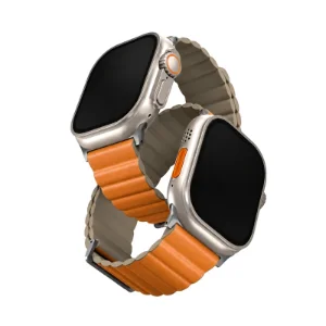 نمای زاویه‌دار بند اپل واچ UNIQ Revix Premium Edition Saffron Orange/Khaki با ترکیب رنگ نارنجی زعفرانی و خاکی، مناسب Apple Watch سایز 44، 45، 46 و 49 میلی‌متر