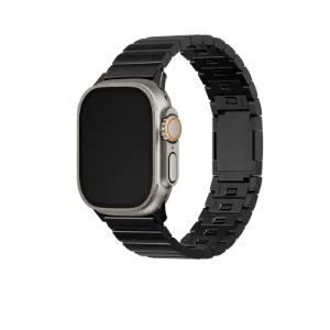 نمای زاویه‌دار بند مشکی UNIQ Strova Mag برای Apple Watch سایز 44، 45، 46 و 49 میلی‌متر