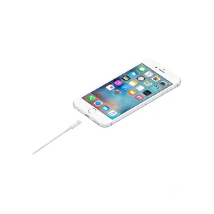 نمایش اتصال کابل سفید USB به Lightning یک متری اپل به آیفون