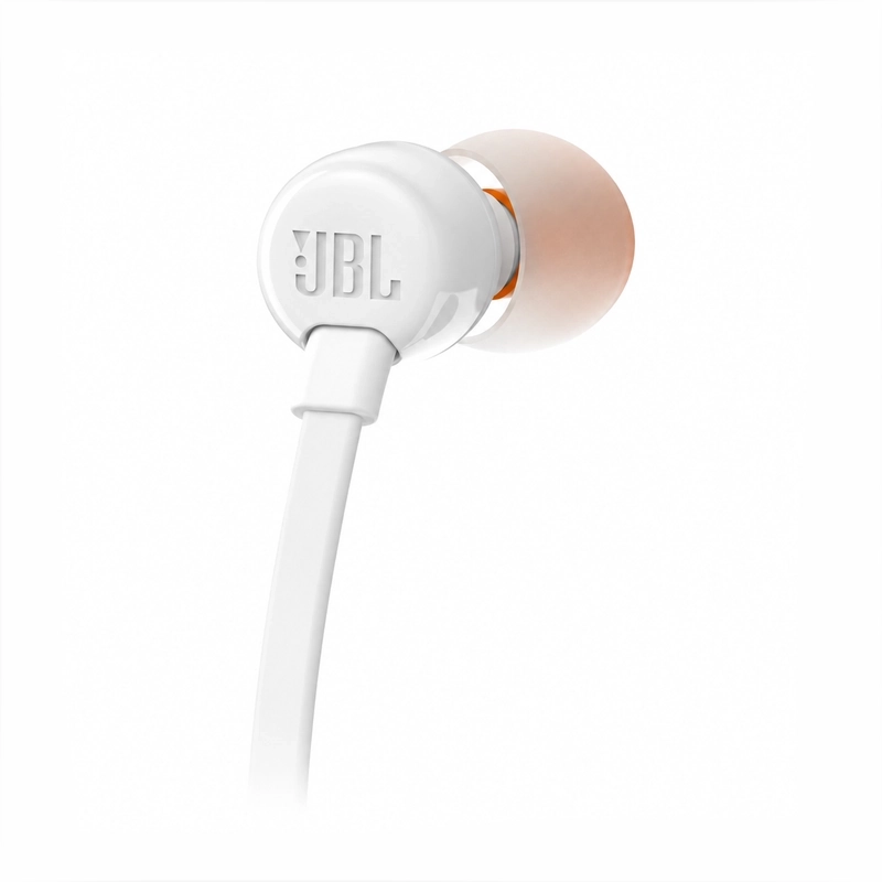 نمای نزدیک گوشی هندزفری سفید JBL Tune 110 با لوگوی JBL و سری سیلیکونی با جزئیات نارنجی 