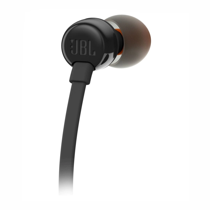 نمای نزدیک گوشی هندزفری مشکی JBL Tune 110 با سری سیلیکونی و لوگوی JBL