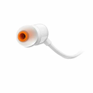 نمای نزدیک سری هندزفری سفید JBL Tune 110 با سری سیلیکونی سفید و بخش داخلی نارنجی 