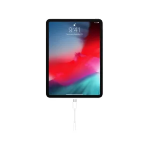 نمایش مبدل USB-C به جک 3.5 میلی‌متری هدفون اپل در کنار آیپد