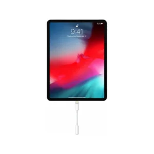 نمایش مبدل لایتنینگ به جک 3.5 میلی‌متری اپل در کنار آیپد
