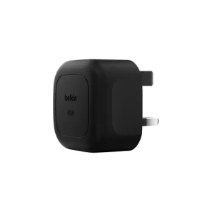 نمای زاویه‌دار از کنار شارژر دیواری Belkin BoostCharge 45W مشکی