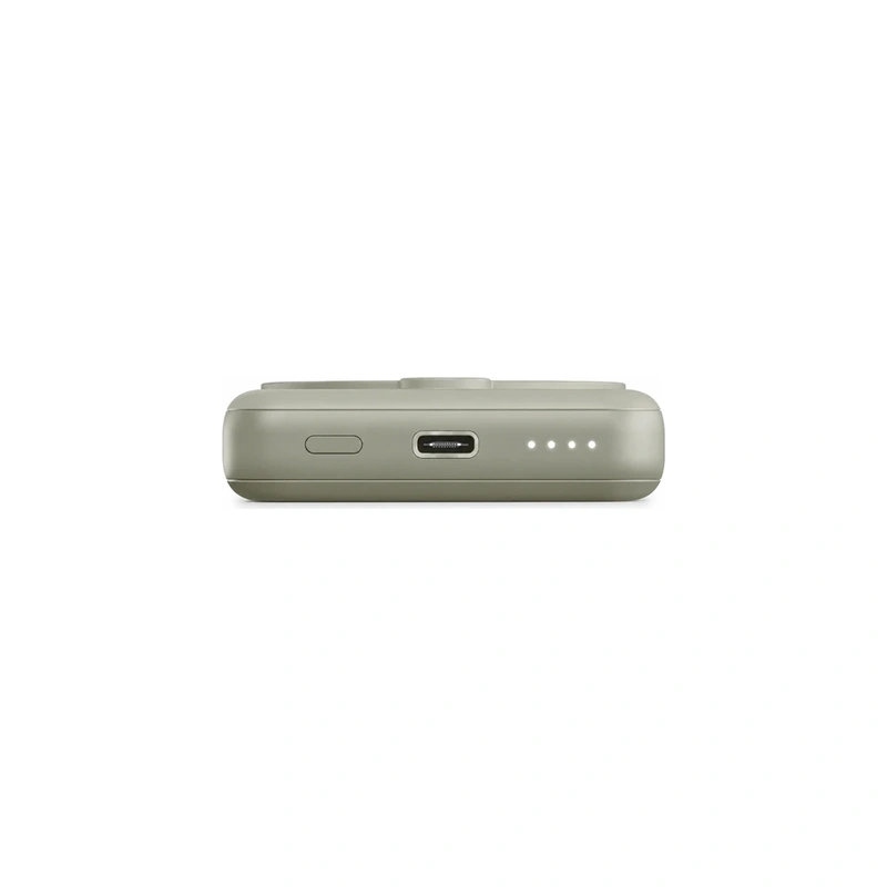 - نمای پورت USB-C و نشانگر شارژ پاوربانک انرجیا مگ‌پک مینی ۱۰۰۰۰ میلی‌آمپر ساعت رنگ سیج