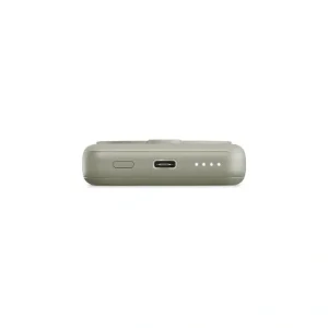 - نمای پورت USB-C و نشانگر شارژ پاوربانک انرجیا مگ‌پک مینی ۱۰۰۰۰ میلی‌آمپر ساعت رنگ سیج